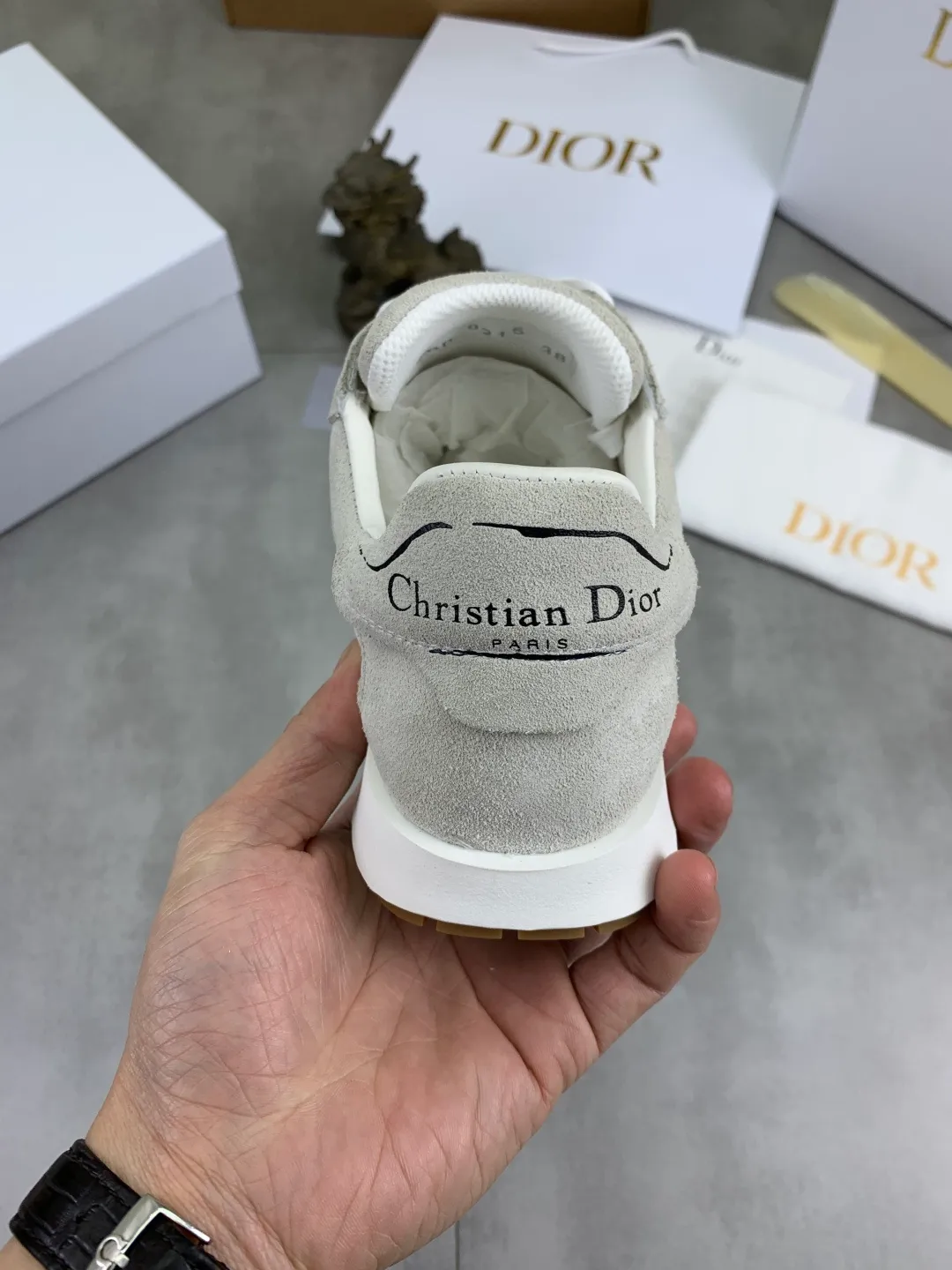 Men's men's shoes P560 new Dior Tech sneakers 2026 early spring series new products, with fashionable details, highlighting retro aesthetics. The light beige anti-suede cow leather upper is spliced ​​with apricot transparent mesh fabric on the side. The upper window edge is adhered with high-frequency flat ironing and back-pressure. It replicates the original craftsmanship, making it beautiful and comfortable without falling off. The interior is made of sheep lining of the same color and is soft and comfortable. The heel and tongue are embellished with the Paris logo. The textured TPU soles with the same color logo. The high-end version is exquisitely packaged with an airplane box, adding to the high-end style. Color: 4️⃣colors available Size: Female 35-41 Male 39-46